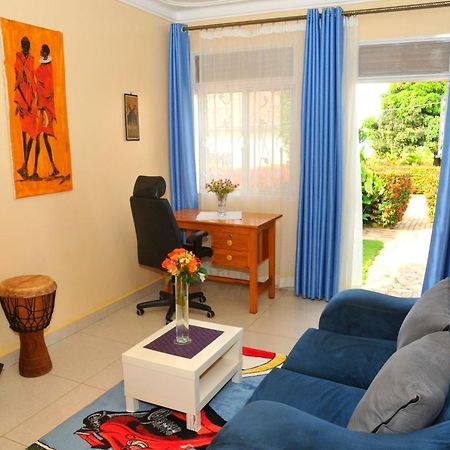 Victoria Lake View Guesthouse & Safaris เอนเทบเบ้ ภายนอก รูปภาพ