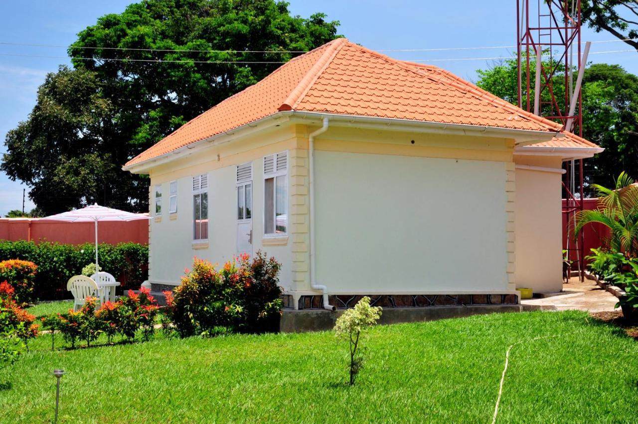 Victoria Lake View Guesthouse & Safaris เอนเทบเบ้ ภายนอก รูปภาพ