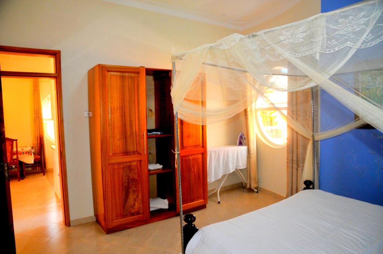 Victoria Lake View Guesthouse & Safaris เอนเทบเบ้ ภายนอก รูปภาพ