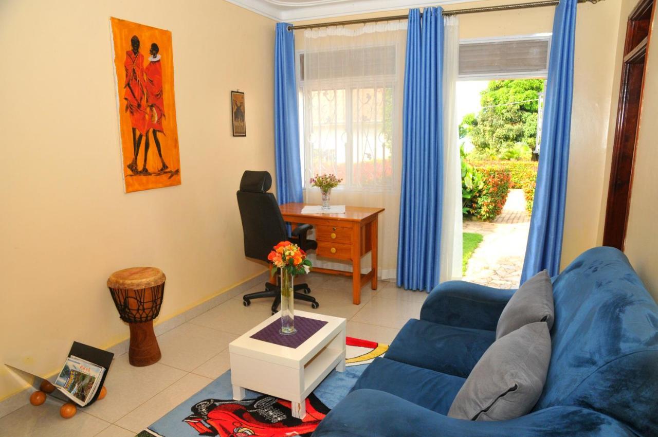 Victoria Lake View Guesthouse & Safaris เอนเทบเบ้ ภายนอก รูปภาพ