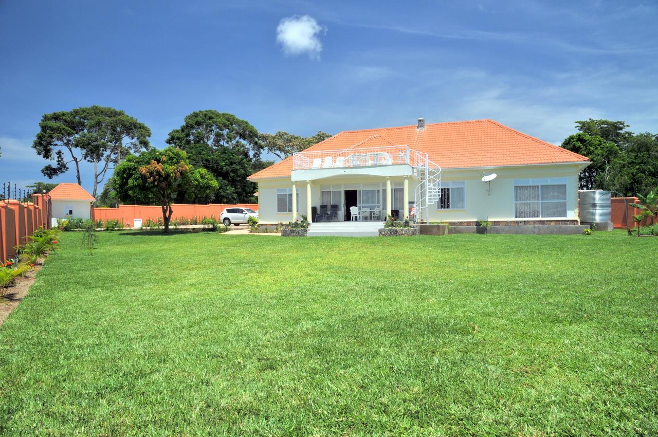 Victoria Lake View Guesthouse & Safaris เอนเทบเบ้ ภายนอก รูปภาพ