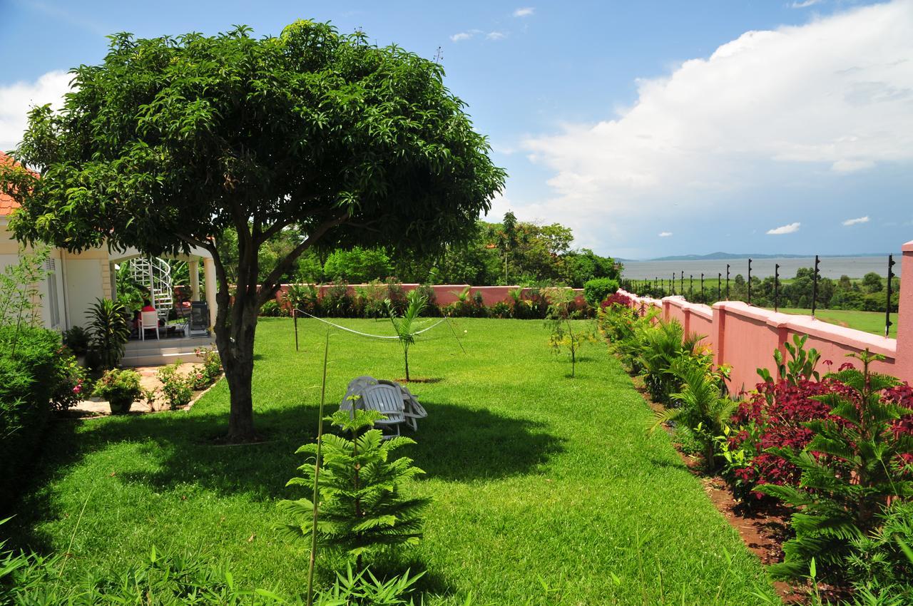 Victoria Lake View Guesthouse & Safaris เอนเทบเบ้ ภายนอก รูปภาพ