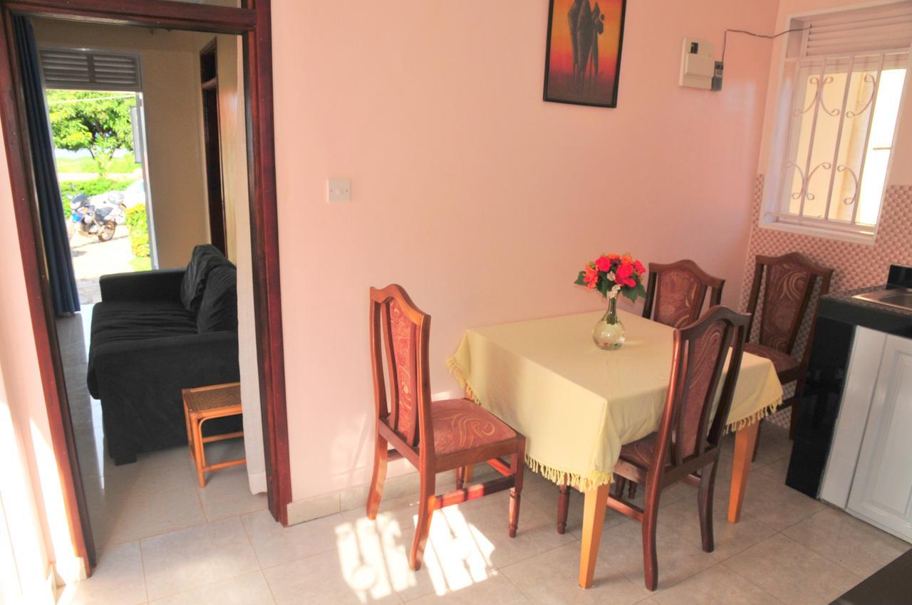 Victoria Lake View Guesthouse & Safaris เอนเทบเบ้ ภายนอก รูปภาพ