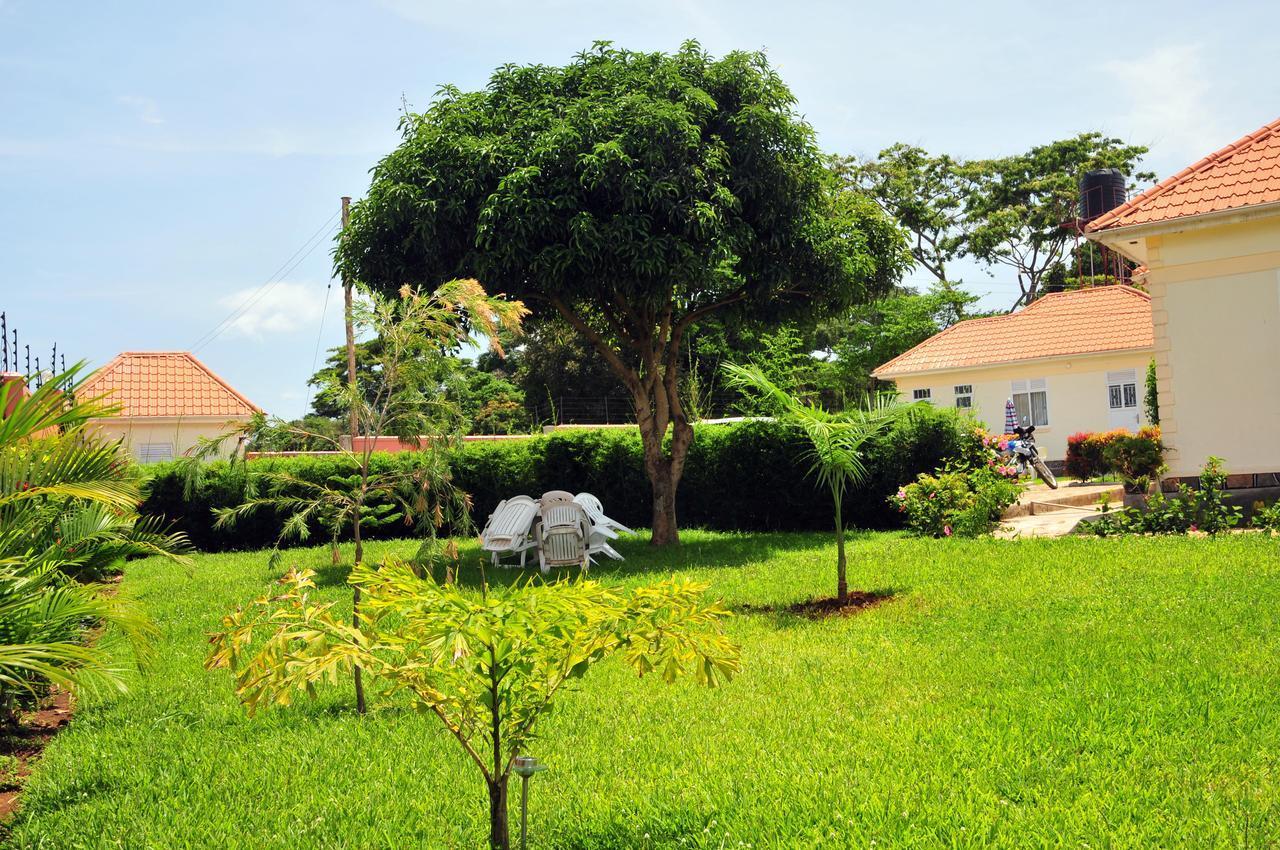 Victoria Lake View Guesthouse & Safaris เอนเทบเบ้ ภายนอก รูปภาพ