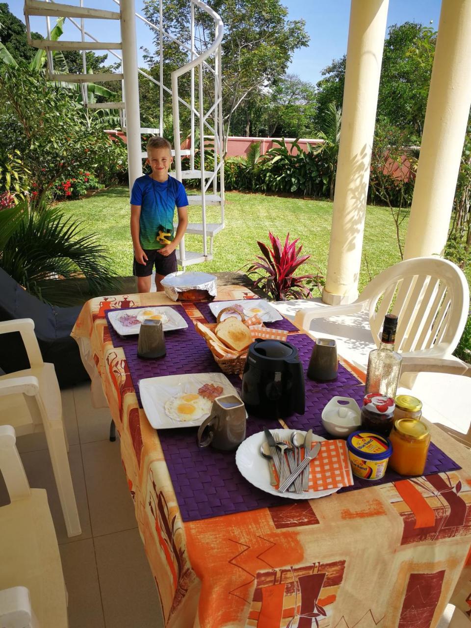 Victoria Lake View Guesthouse & Safaris เอนเทบเบ้ ภายนอก รูปภาพ