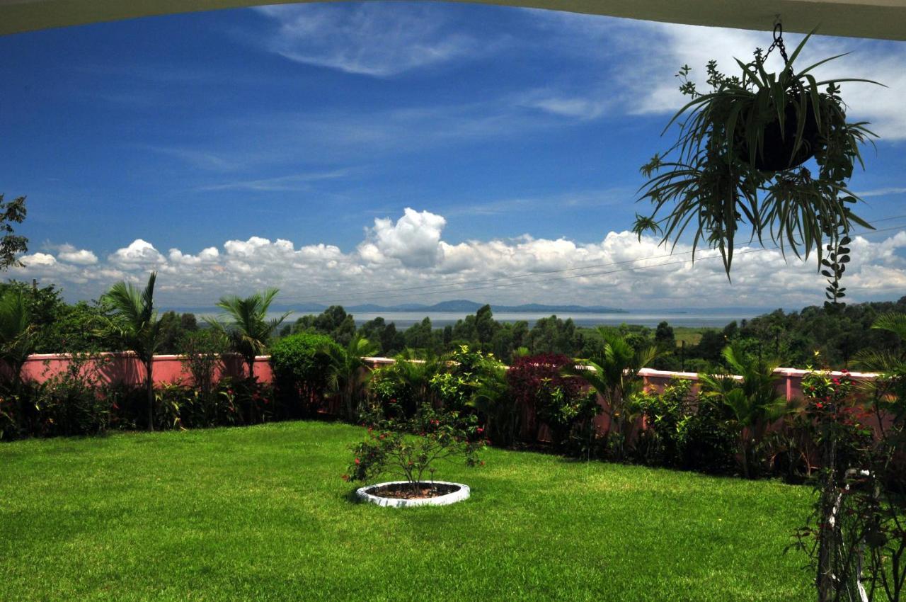 Victoria Lake View Guesthouse & Safaris เอนเทบเบ้ ภายนอก รูปภาพ