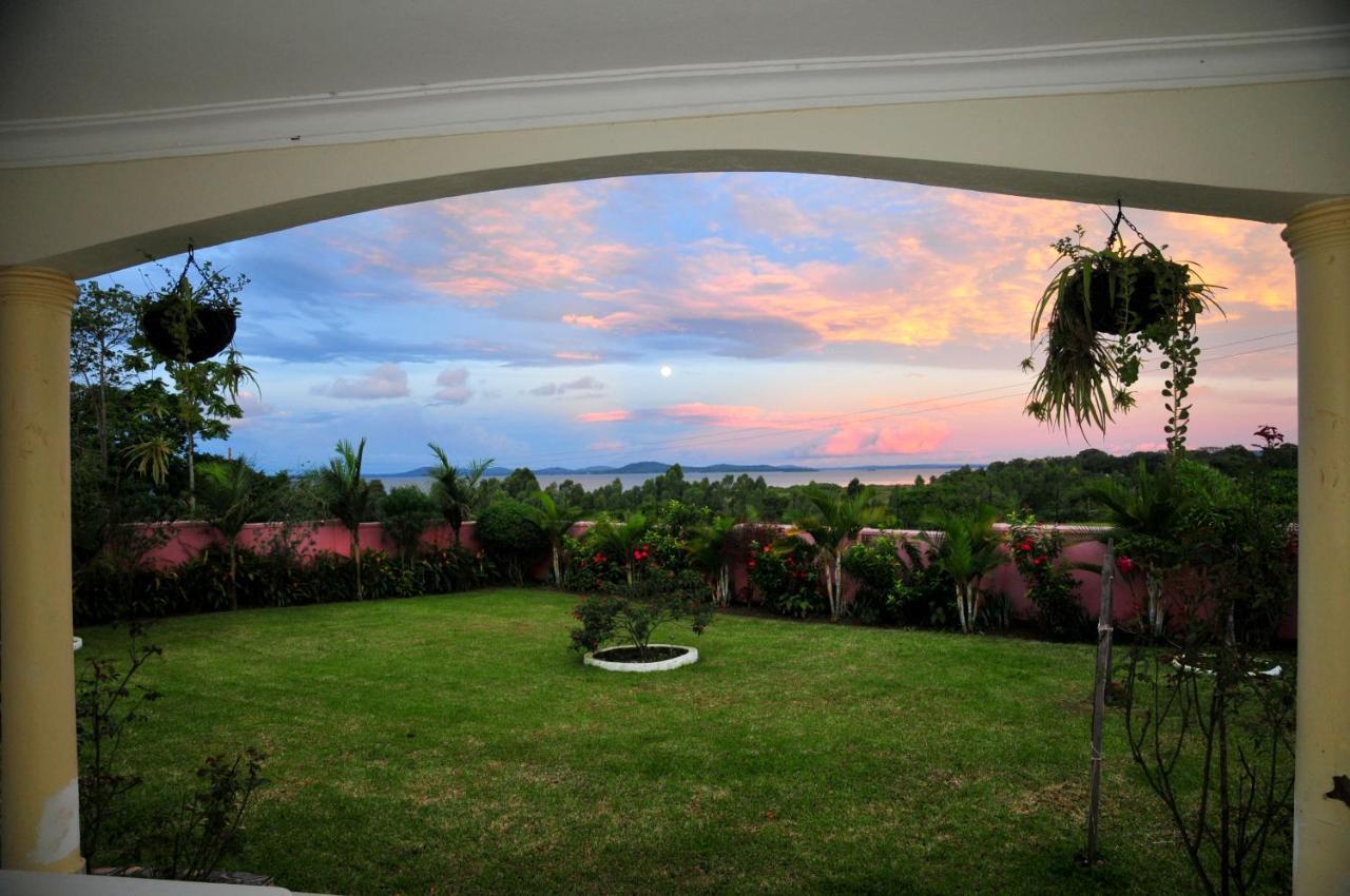 Victoria Lake View Guesthouse & Safaris เอนเทบเบ้ ภายนอก รูปภาพ