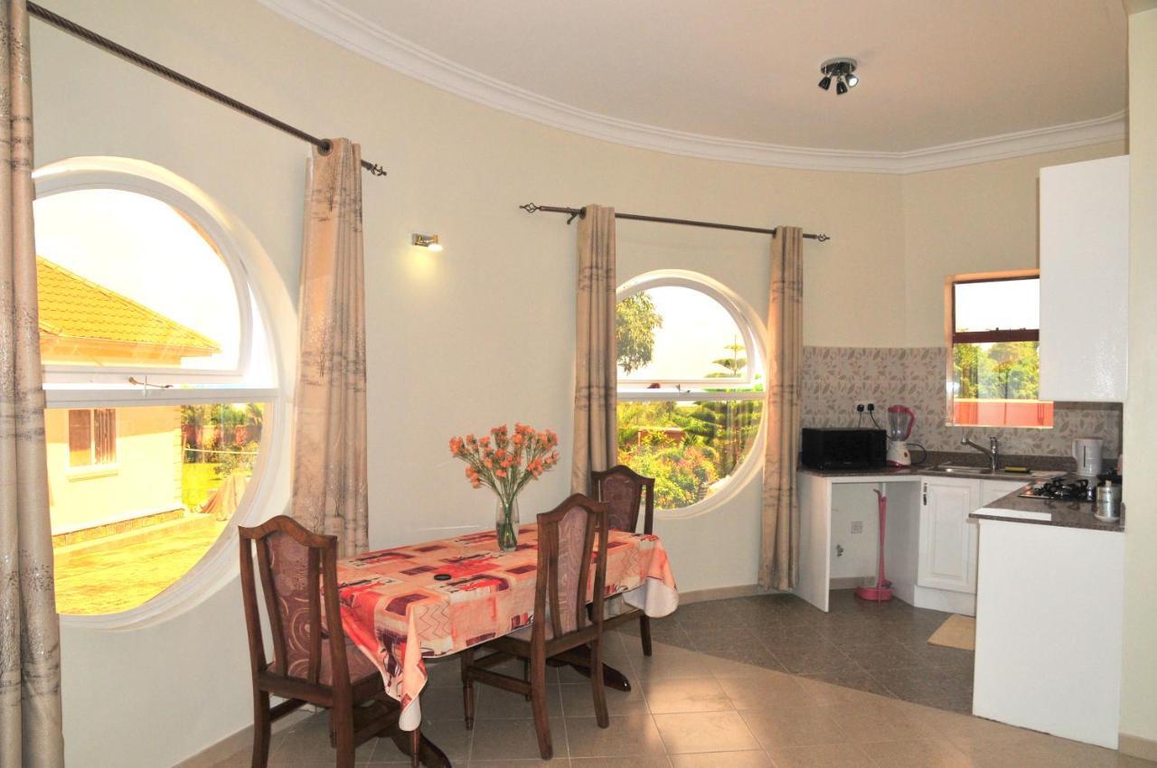 Victoria Lake View Guesthouse & Safaris เอนเทบเบ้ ภายนอก รูปภาพ